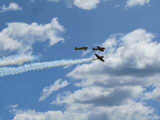 Avions en vol lors d'un spectacle aérien. 