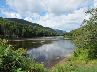 Paysage de rivière au fond de la vallée.