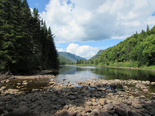 Paysage de rivière au fond de la vallée.