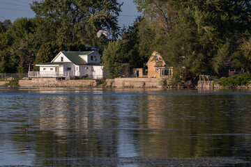 Fototapeta premium Winnebago Lake Reflections: Serene Skyline and Lakeside Houses