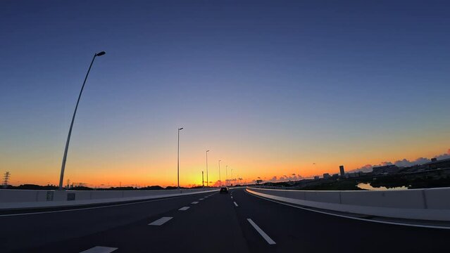 高速道路を走る車の運転席からの景色