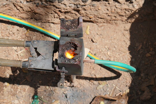 Exothermic welding grounding system is a welding process that employs molten metal to permanently join the conductors. The process employs an exothermic reaction.