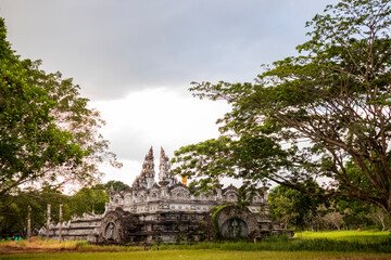 The temple buildings and statues of Lembuswana on Kumala Island are still maintained in their beauty and cleanliness.