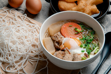 Khao Piak Sen is a food culture in Vietnam. long to Laos including many provinces in the Northeast of Thailand The word "Khao Weak" means boiled rice, porridge. When combined with the word "noodles" © Kan