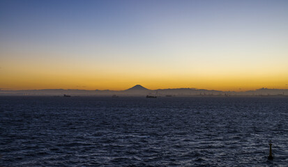 Naklejka na ściany i meble よく晴れた日の富士山と横浜の夕景