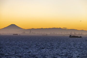 よく晴れた日の富士山と横浜の夕景