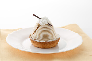 おしゃれな形の美味しそうなモンブランのケーキ