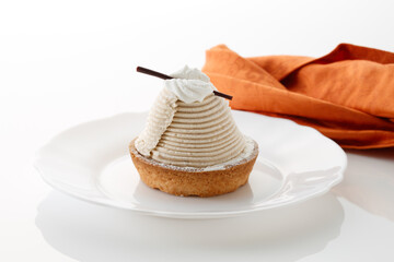 おしゃれな形の美味しそうなモンブランのケーキ