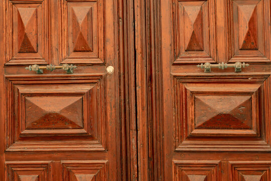 Texture of an old wooden door with two handles