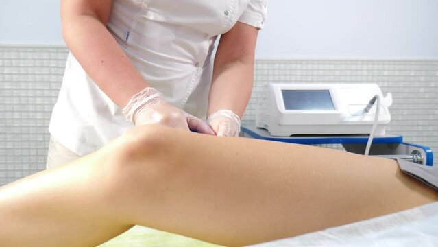 Shock wave therapy treatment. Physiotherapist cures knee injuries and nerves Method of treatment with ultrasound machine. health therapy and medicine concept. Physiotherapy technique. Rehabilitation