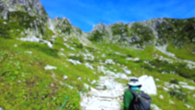 ぼかし背景素材: 登山客が登る長野県千畳敷カールの夏風景 4K  2023年8月28日 