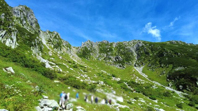 観光客たちが登る長野県千畳敷カールの夏風景 4K  2023年8月28日