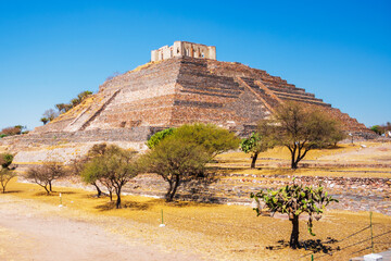 Pirámide en el Museo del Sitio El Cerrito es una zona arqueológica en El Pueblito, Corregidora, Querétaro. Presenta la historia de la cultura Tolteca  - obrazy, fototapety, plakaty