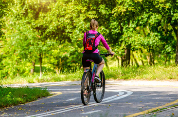 Obraz premium Cyclist ride on the bike path in the city Park 