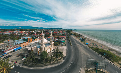 Fototapeta na wymiar Aerial view The Grand Mujahidin Mosque which stands on the beachfront Taplau and has a good view of the sea