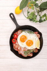 スキレットで作るベーコンエッグ