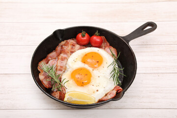 スキレットで作るベーコンエッグ