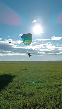 Landing of paratroopers in tandem after the jump