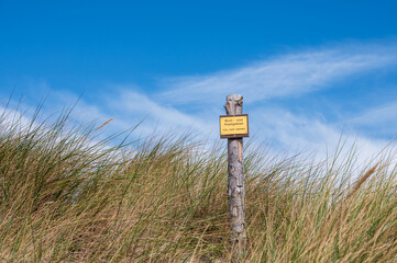 Gelbes Schild mit Aufschrift Brut- und Rastgebiet Bitte nicht betreten