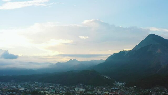 秩父市内の街並みと空 武甲山 二子山 武川岳 ドローン動画素材 朝日【埼玉県・秩父市】