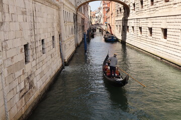 Fototapeta na wymiar Venedig Wasserstrasse Gondel Streetphotography