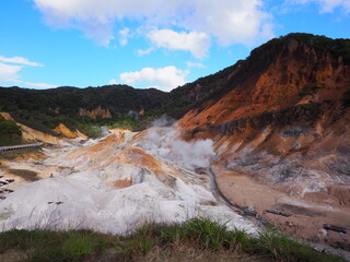 秋の登別温泉　地獄谷・大湯沼自然探勝路から見た風景