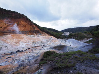 秋の登別温泉　地獄谷・大湯沼自然探勝路から見た風景