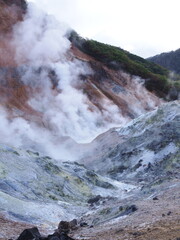 秋の登別温泉　地獄谷・大湯沼自然探勝路から見た風景