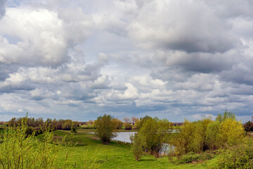 Fototapeta na wymiar A beautiful cloudy sky above the floodplains near Beusichem