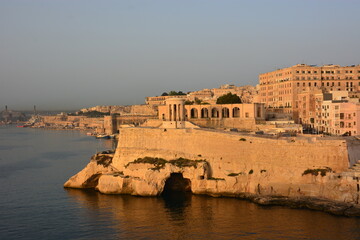 Malte, La Valette, une ville très typique classée au patrimoine mondial de l'Unesco, aux magnifiques couleurs du soleil levant.