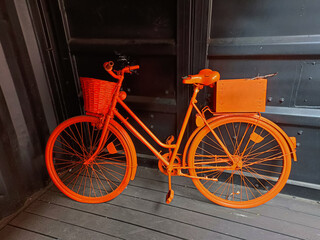rower, damski, miejski, transport, pomarańczowy, stary, koszyk, bagażnik, koła, szprychy,...