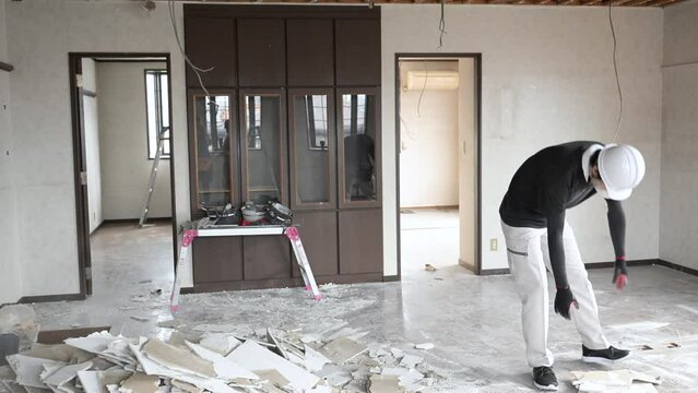 戸建て住宅の天井や外壁を壊す解体業などのプロ職人の現場の動画