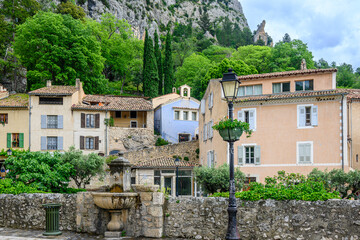 Villaggio di Moustiers-Sainte-Marie, Verdon, Alta Provenza, Francia