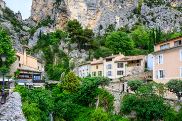 Fototapeta na wymiar Villaggio di Moustiers-Sainte-Marie, Verdon, Alta Provenza, Francia