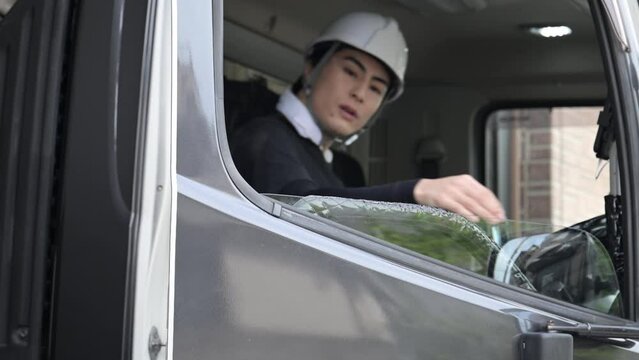 トラックに乗り込む運送業や配送の男性の動画