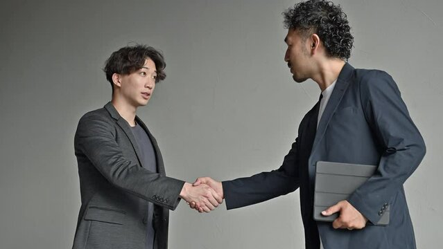 握手をする社長や営業 契約の成功成立や受注、取引の協業など　スロー動画	