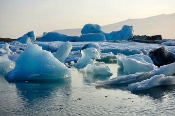 Bloques de hielo en el lago glaciar Jökulsárlón junto a la mágica Playa de los Diamantes en...