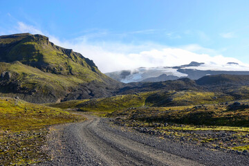 Camino hacia el glaciar y volcán Snæfellsjökull en la península de Snaefellsnes en Islandia