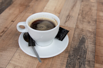 Photographie d'une tasse de café sur la terrasse d'un bar.