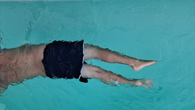 ragazzo in piscina