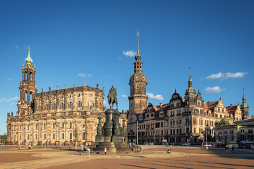 Residenzschloß und König-Johann-Denkmal in der Nachmittagssonne