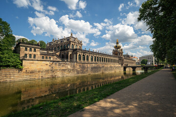 Blick von der Ostra-Allee auf den Dresdner Zwinger mit Kronentor