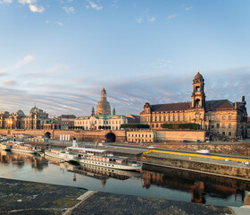 Blick von der Augustusbr&uuml;cke auf die Dresdner Altstadt bei Sonnenaufgang