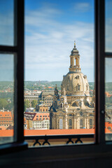 Blick durchs Fenster von der Kreuzkirche auf die Frauenkirche