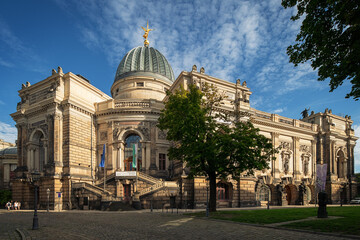 Hochschule f&uuml;r Bildende K&uuml;nste mit Zitronenpresse