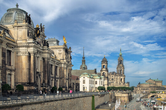 Blick auf Brühlsche Terrasse mit Kunstakademie, Sekundogenitur, Sanctissimae Trinitatis und Semperoper