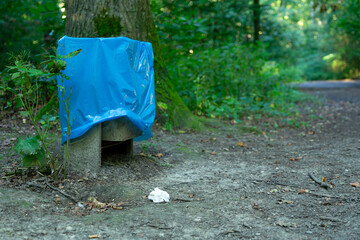 Mülleimer mit Papiertaschentuch im Wald