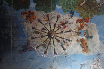 Pinturas no teto de uma igreja antiga