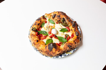 pizza, margherita, napoli, napoletana, cornicione, mozzarella, formaggio, rossa, fresco, croccante, italiana, roma, italia, mafia, bassa, alimento, rossa, tavolo, legno, grezzo, chiaro, ingredienti, d