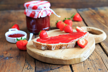 süßes Frühstück mit Erdbeermarmelade